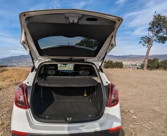 Interieur van Buick Encore te huur in Georgië. Een geweldige auto met 5 zitplaatsen en een Automatisch transmissie.