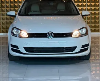 Vooraanzicht van een huurauto Volkswagen Golf 7 in Tirana, Albanië ✓ Auto #10701. ✓ Transmissie Automatisch TM ✓ 0 beoordelingen.