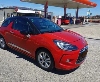 Vooraanzicht van een huurauto Citroen DS3 in Barcelona, Spanje ✓ Auto #10757. ✓ Transmissie Automatisch TM ✓ 0 beoordelingen.