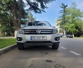 Vooraanzicht van een huurauto Volkswagen Tiguan in Koetaisi, Georgië ✓ Auto #10799. ✓ Transmissie Automatisch TM ✓ 0 beoordelingen.