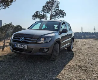 Vooraanzicht van een huurauto Volkswagen Tiguan in Koetaisi, Georgië ✓ Auto #10801. ✓ Transmissie Automatisch TM ✓ 0 beoordelingen.