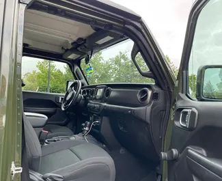 Interieur van Jeep Wrangler te huur in Georgië. Een geweldige auto met 5 zitplaatsen en een Automatisch transmissie.