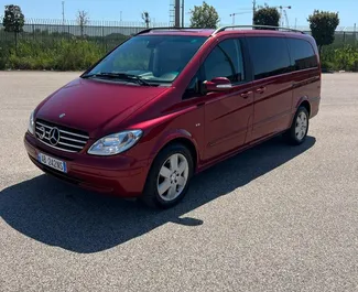 Vooraanzicht van een huurauto Mercedes-Benz Viano in Durrës, Albanië ✓ Auto #10789. ✓ Transmissie Automatisch TM ✓ 0 beoordelingen.