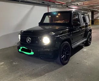 Vooraanzicht van een huurauto Mercedes-Benz G63 AMG in Bakoe, Azerbeidzjan ✓ Auto #10770. ✓ Transmissie Automatisch TM ✓ 0 beoordelingen.