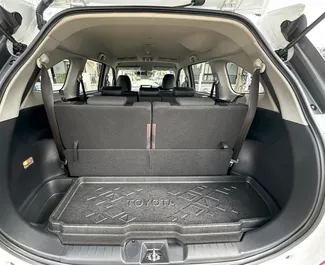 Interieur van Toyota Veloz te huur in Thailand. Een geweldige auto met 7 zitplaatsen en een Automatisch transmissie.