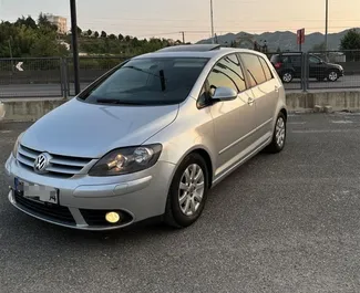 Vooraanzicht van een huurauto Volkswagen Golf Plus in Tirana, Albanië ✓ Auto #10711. ✓ Transmissie Automatisch TM ✓ 2 beoordelingen.