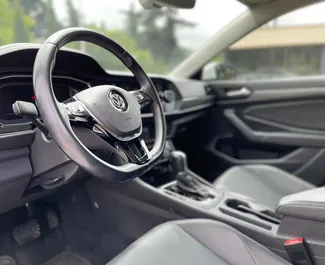 Interieur van Volkswagen Jetta te huur in Georgië. Een geweldige auto met 5 zitplaatsen en een Automatisch transmissie.