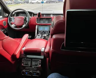 Interieur van Land Rover Range Rover te huur in Azerbeidzjan. Een geweldige auto met 5 zitplaatsen en een Automatisch transmissie.