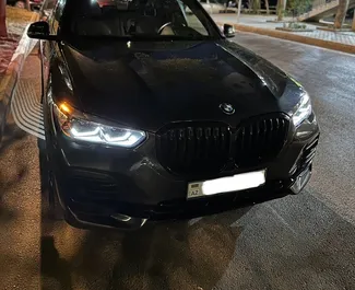 Vooraanzicht van een huurauto BMW X5 in Bakoe, Azerbeidzjan ✓ Auto #10771. ✓ Transmissie Automatisch TM ✓ 0 beoordelingen.