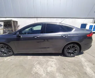 Benzine motor van 2,5L van Ford Fusion Sedan 2018 te huur op de luchthaven van Koetaisi.