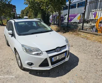 Vooraanzicht van een huurauto Ford Focus in Tirana, Albanië ✓ Auto #10780. ✓ Transmissie Automatisch TM ✓ 0 beoordelingen.