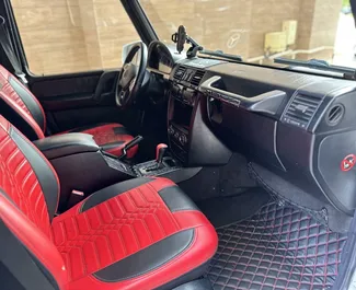 Interieur van Mercedes-Benz G500 te huur in Azerbeidzjan. Een geweldige auto met 5 zitplaatsen en een Automatisch transmissie.