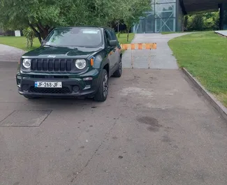 Vooraanzicht van een huurauto Jeep Renegade in Tbilisi, Georgië ✓ Auto #10802. ✓ Transmissie Automatisch TM ✓ 0 beoordelingen.