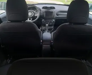 Interieur van Jeep Renegade te huur in Georgië. Een geweldige auto met 5 zitplaatsen en een Automatisch transmissie.