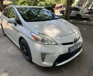 Vooraanzicht van een huurauto Toyota Prius in Tbilisi, Georgië ✓ Auto #10716. ✓ Transmissie Automatisch TM ✓ 0 beoordelingen.