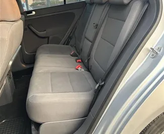 Interieur van Volkswagen Golf Plus te huur in Albanië. Een geweldige auto met 5 zitplaatsen en een Automatisch transmissie.