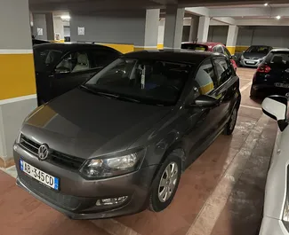 Vooraanzicht van een huurauto Volkswagen Polo in Tirana, Albanië ✓ Auto #10797. ✓ Transmissie Handmatig TM ✓ 0 beoordelingen.