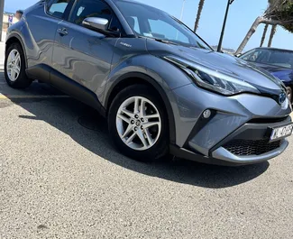 Vooraanzicht van een huurauto Toyota C-HR in Valencia, Spanje ✓ Auto #10764. ✓ Transmissie Automatisch TM ✓ 0 beoordelingen.