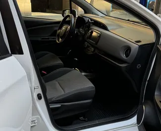 Hybride motor van 1,6L van Toyota Yaris 2017 te huur in Barcelona.