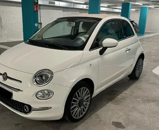 Vooraanzicht van een huurauto Fiat 500 Cabrio in Barcelona, Spanje ✓ Auto #10758. ✓ Transmissie Automatisch TM ✓ 0 beoordelingen.