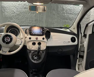 Interieur van Fiat 500 Cabrio te huur in Spanje. Een geweldige auto met 4 zitplaatsen en een Automatisch transmissie.