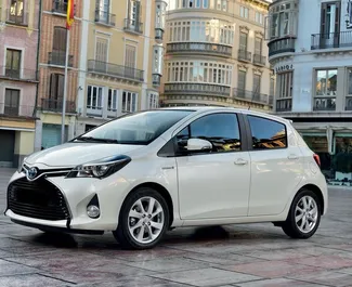 Vooraanzicht van een huurauto Toyota Yaris in Barcelona, Spanje ✓ Auto #10742. ✓ Transmissie Automatisch TM ✓ 1 beoordelingen.