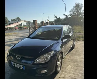 Vooraanzicht van een huurauto Hyundai i30 in Durrës, Albanië ✓ Auto #10494. ✓ Transmissie Handmatig TM ✓ 0 beoordelingen.