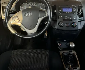 Interieur van Hyundai i30 te huur in Albanië. Een geweldige auto met 5 zitplaatsen en een Handmatig transmissie.