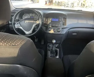 Interieur van Hyundai i30 te huur in Albanië. Een geweldige auto met 5 zitplaatsen en een Handmatig transmissie.