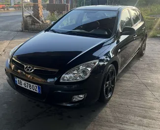 Vooraanzicht van een huurauto Hyundai i30 in Durrës, Albanië ✓ Auto #10493. ✓ Transmissie Handmatig TM ✓ 0 beoordelingen.