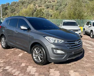 Vooraanzicht van een huurauto Hyundai Santa Fe in Tirana, Albanië ✓ Auto #10783. ✓ Transmissie Automatisch TM ✓ 0 beoordelingen.