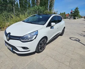 Vooraanzicht van een huurauto Renault Clio 4 in Tirana, Albanië ✓ Auto #10781. ✓ Transmissie Automatisch TM ✓ 0 beoordelingen.