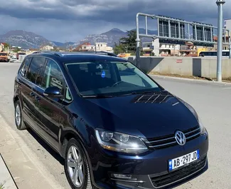 Vooraanzicht van een huurauto Volkswagen Sharan in Tirana, Albanië ✓ Auto #6663. ✓ Transmissie Automatisch TM ✓ 0 beoordelingen.