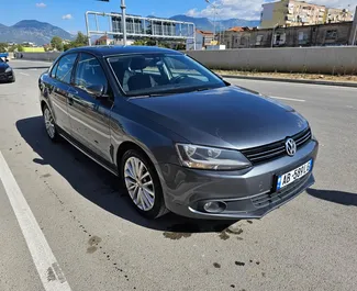 Vooraanzicht van een huurauto Volkswagen Jetta in Tirana, Albanië ✓ Auto #7441. ✓ Transmissie Automatisch TM ✓ 0 beoordelingen.