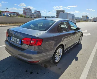 Verhuur Volkswagen Jetta. Economy, Comfort Auto te huur in Albanië ✓ Borg van Borg van 200 EUR ✓ Verzekeringsmogelijkheden CDW, SCDW, Buitenland, Jonge.