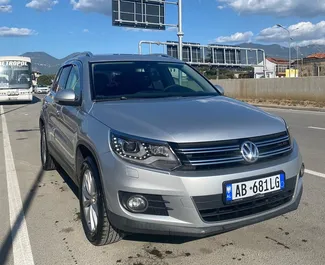 Vooraanzicht van een huurauto Volkswagen Tiguan in Tirana, Albanië ✓ Auto #7442. ✓ Transmissie Automatisch TM ✓ 0 beoordelingen.