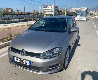 Vooraanzicht van een huurauto Volkswagen Golf 7 in Tirana, Albanië ✓ Auto #7444. ✓ Transmissie Automatisch TM ✓ 0 beoordelingen.