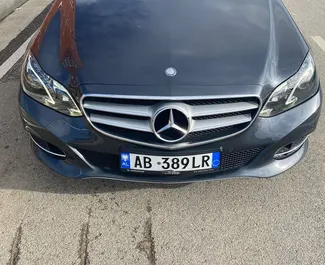 Vooraanzicht van een huurauto Mercedes-Benz E-Class in Tirana, Albanië ✓ Auto #10782. ✓ Transmissie Automatisch TM ✓ 0 beoordelingen.