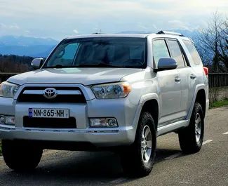 Vooraanzicht van een huurauto Toyota 4 Runner in Koetaisi, Georgië ✓ Auto #8566. ✓ Transmissie Automatisch TM ✓ 0 beoordelingen.