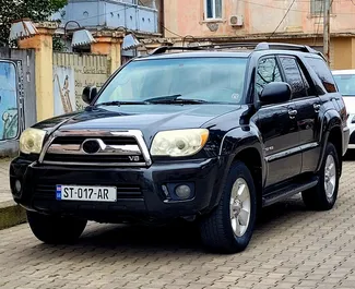 Vooraanzicht van een huurauto Toyota 4 Runner in Koetaisi, Georgië ✓ Auto #8650. ✓ Transmissie Automatisch TM ✓ 0 beoordelingen.