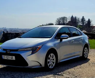 Vooraanzicht van een huurauto Toyota Corolla Sedan in Koetaisi, Georgië ✓ Auto #8565. ✓ Transmissie Automatisch TM ✓ 0 beoordelingen.