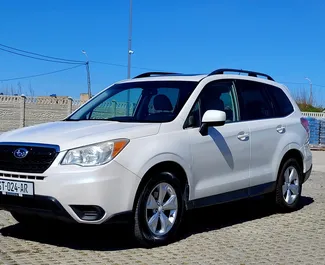 Vooraanzicht van een huurauto Subaru Forester in Koetaisi, Georgië ✓ Auto #8655. ✓ Transmissie Automatisch TM ✓ 0 beoordelingen.