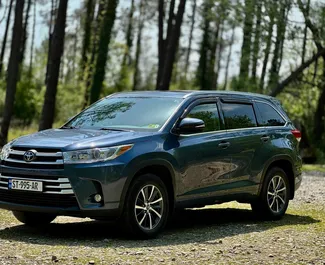 Vooraanzicht van een huurauto Toyota Highlander in Koetaisi, Georgië ✓ Auto #8671. ✓ Transmissie Automatisch TM ✓ 0 beoordelingen.