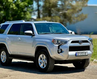 Vooraanzicht van een huurauto Toyota 4 Runner in Koetaisi, Georgië ✓ Auto #8670. ✓ Transmissie Automatisch TM ✓ 0 beoordelingen.