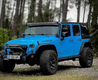 Vooraanzicht van een huurauto Jeep Wrangler in Koetaisi, Georgië ✓ Auto #8672. ✓ Transmissie Automatisch TM ✓ 0 beoordelingen.