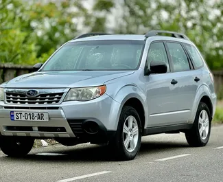 Vooraanzicht van een huurauto Subaru Forester in Koetaisi, Georgië ✓ Auto #8284. ✓ Transmissie Automatisch TM ✓ 0 beoordelingen.