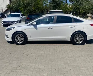 Vooraanzicht van een huurauto Hyundai Sonata op de luchthaven van Tirana, Albanië ✓ Auto #10700. ✓ Transmissie Automatisch TM ✓ 0 beoordelingen.