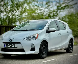 Vooraanzicht van een huurauto Toyota Prius C in Koetaisi, Georgië ✓ Auto #8654. ✓ Transmissie Automatisch TM ✓ 0 beoordelingen.