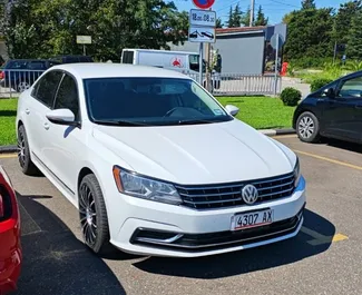 Vooraanzicht van een huurauto Volkswagen Passat op de luchthaven van Koetaisi, Georgië ✓ Auto #10703. ✓ Transmissie Automatisch TM ✓ 0 beoordelingen.