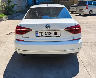 Interieur van Volkswagen Passat te huur in Georgië. Een geweldige auto met 5 zitplaatsen en een Automatisch transmissie.